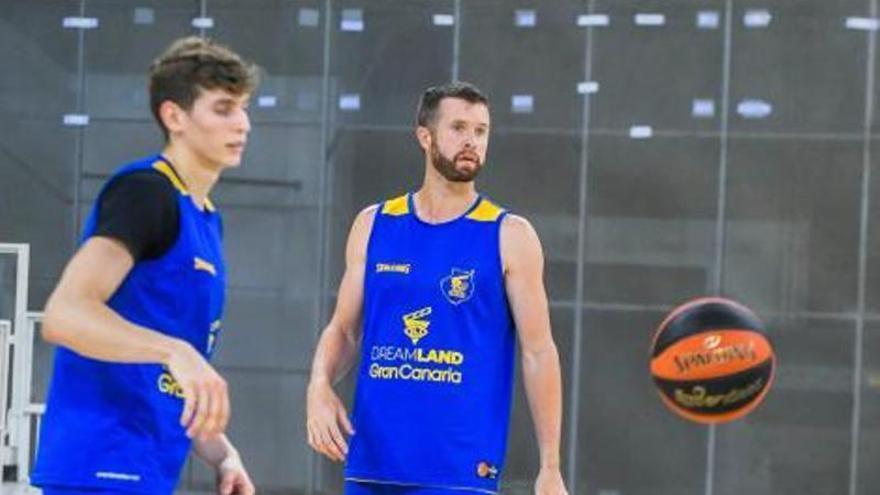 John Shurna, ayer durante el entrenamiento mañanero, junto a Roko. | |