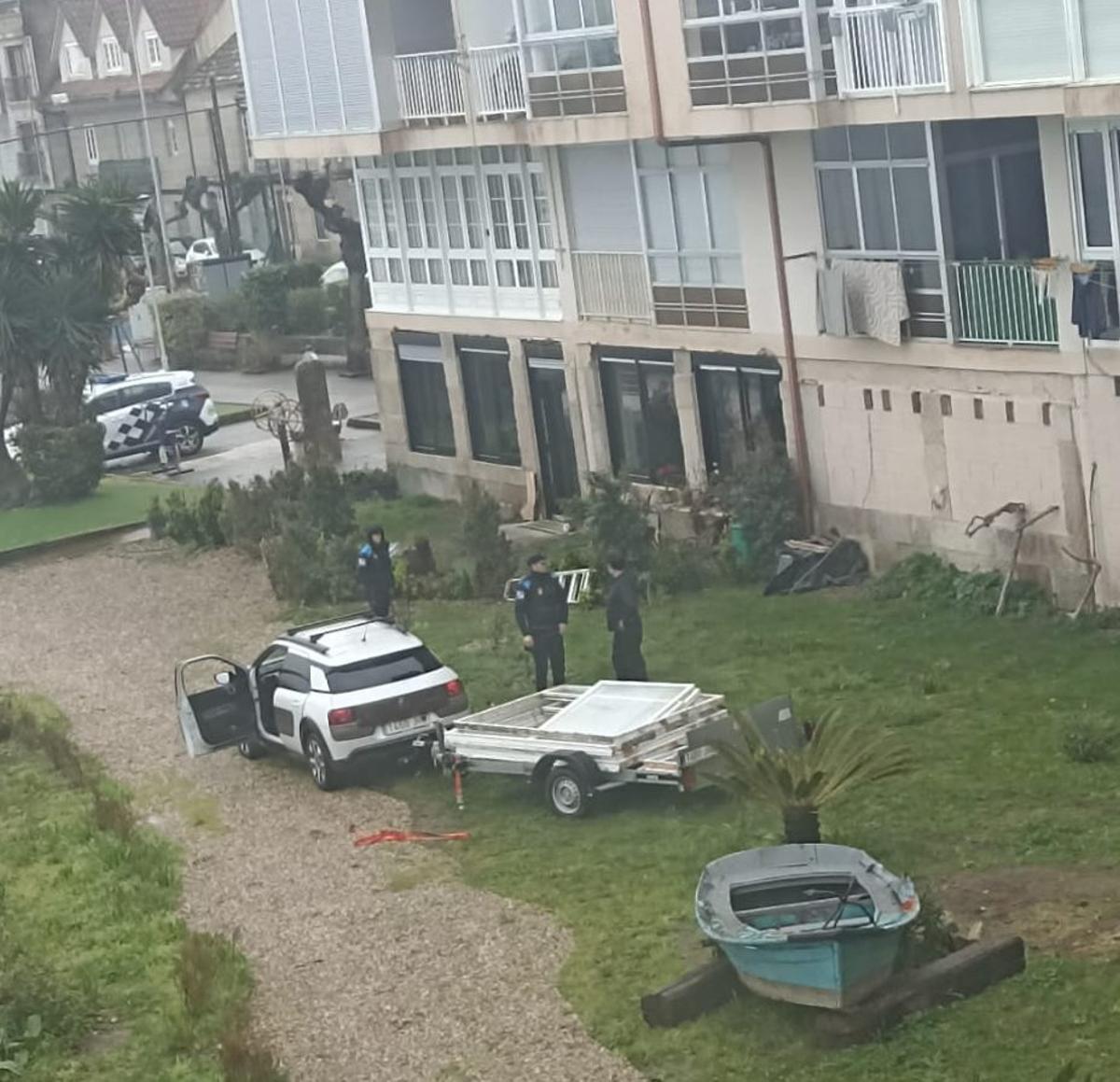 La Policía Local, la semana pasada, tras ser alertada por vecinos. | FDV