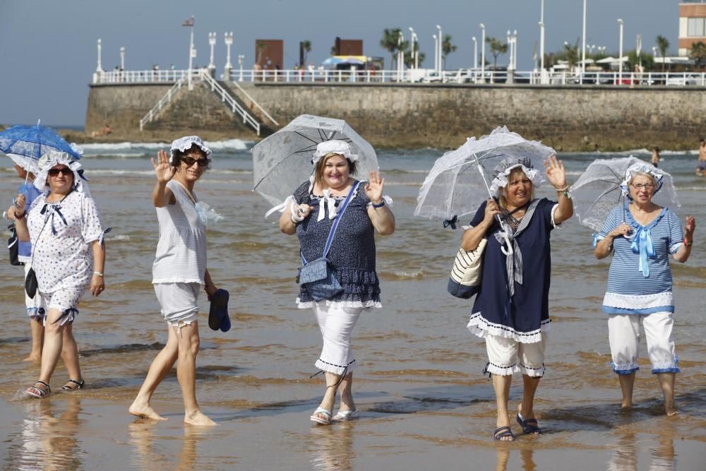 Mujeres de La Corredoria (Oviedo) que acuden a bañarse a la playa de San Lorenzo