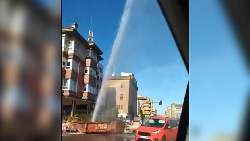 VIDEO: Así fue el espectacular &quot;chorrón&quot; que se formó en Gijón tras la rotura de una tubería