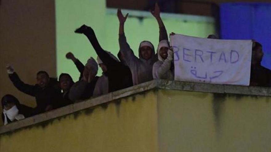 Varios internos intentaron huir anoche del CIE de Aluche en Madrid