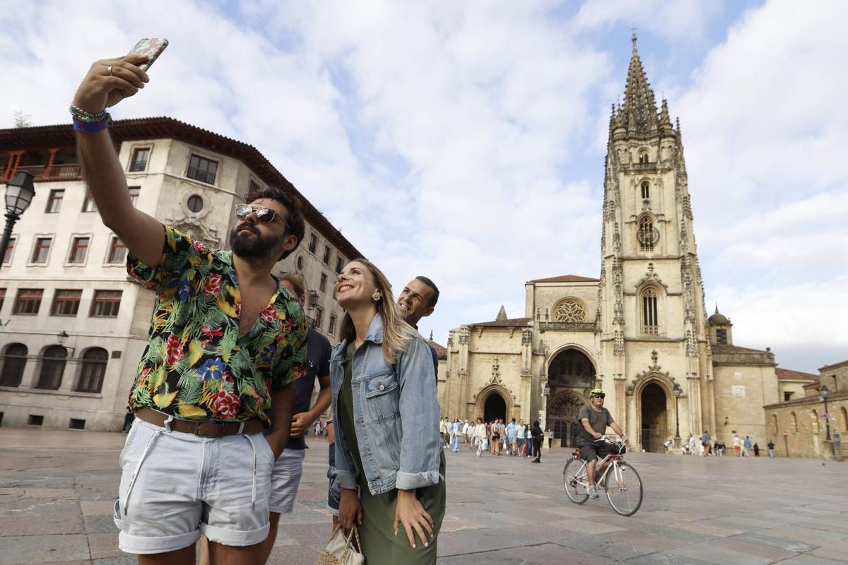 Dos turistas se sacan un selfie con la Catedral de fondo.