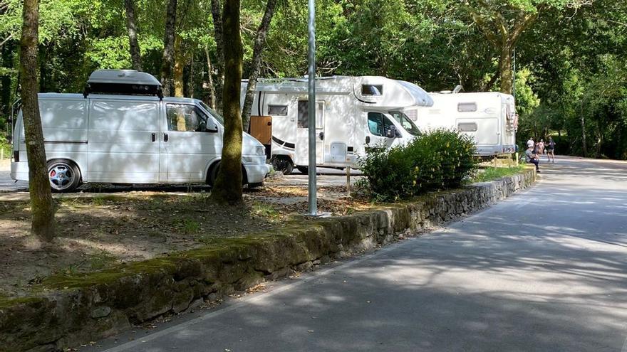 Nuevo estacionamiento de caravanas al lado de la playa fluvial de A Calzada, perfecta para una escapada en familia.
