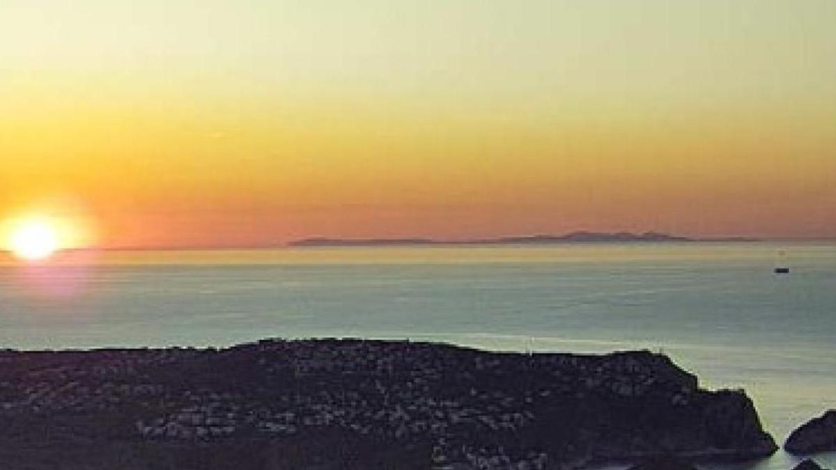La nítida silueta de Ibiza captada por la webcam de Avamet