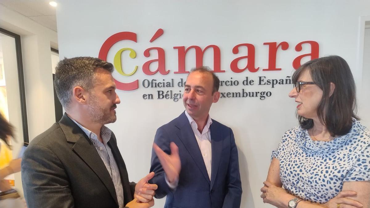 Jorge García, Pablo López y Nieves Roqueñí, este lunes en Bruselas