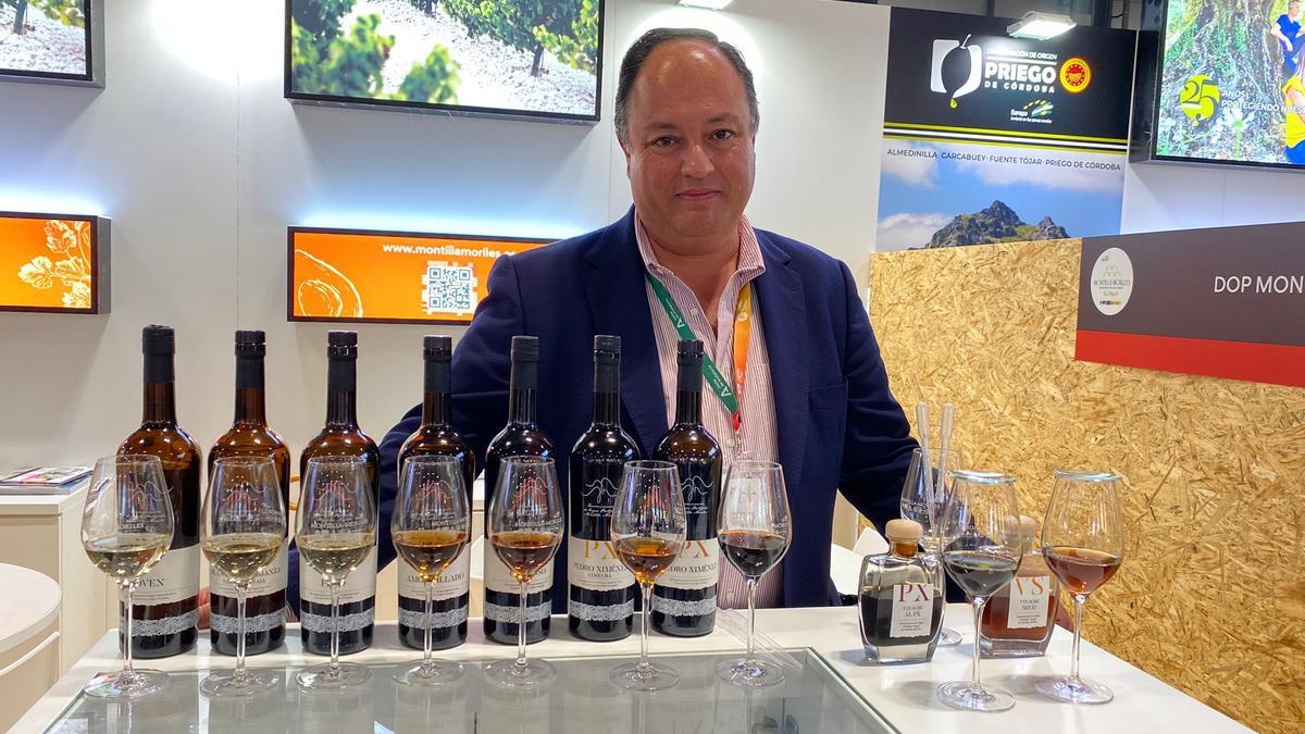 Enrique Garrido muestra los vinos de Montilla-Moriles.