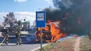 Arde un autobús en la carretera de Sant Antoni