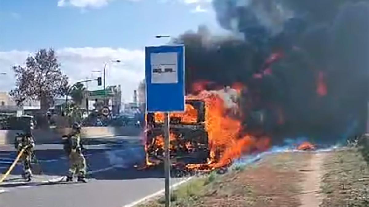 Incendio de un autobús en la carretera de Sant Antoni