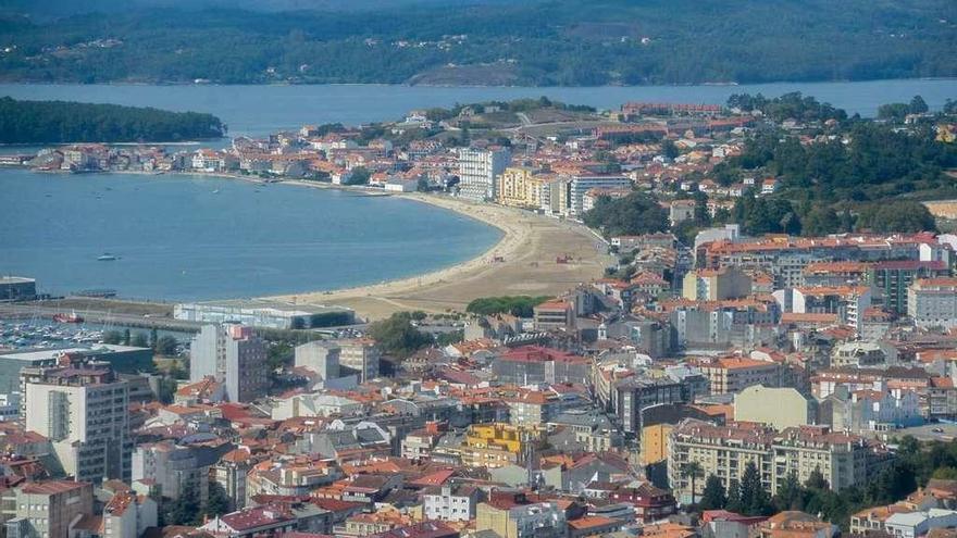 Vista aérea de Vilagarcía, con la playa de A Concha-Compostela y Carril al fondo. // Iñaki Abella