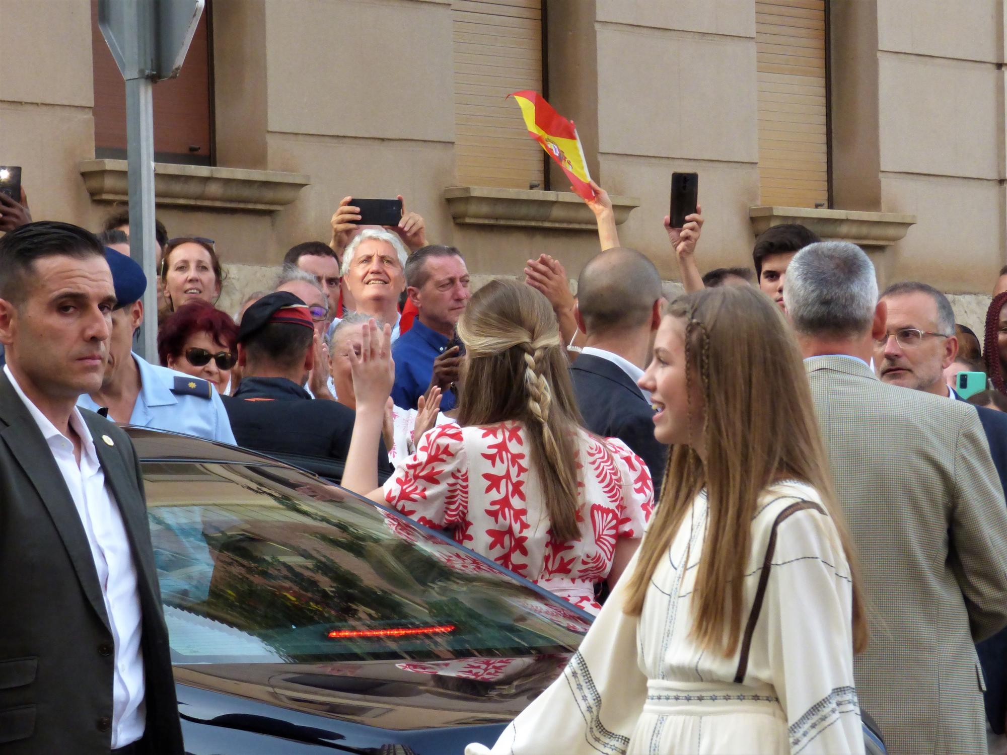 La princesa Elionor i la infanta Sofia rebudes a Figueres amb manifestants favorables i contraris