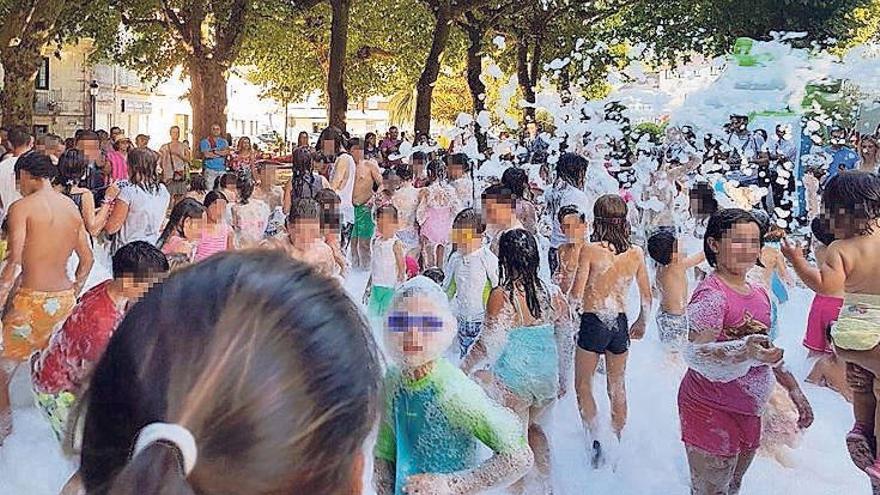 La fiesta de la espuma alivió el calor a los pequeños. // Faro