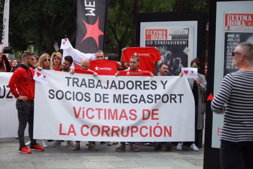 Más de 500 personas protestan por el cierre de Megasport y por el Caso Cursach