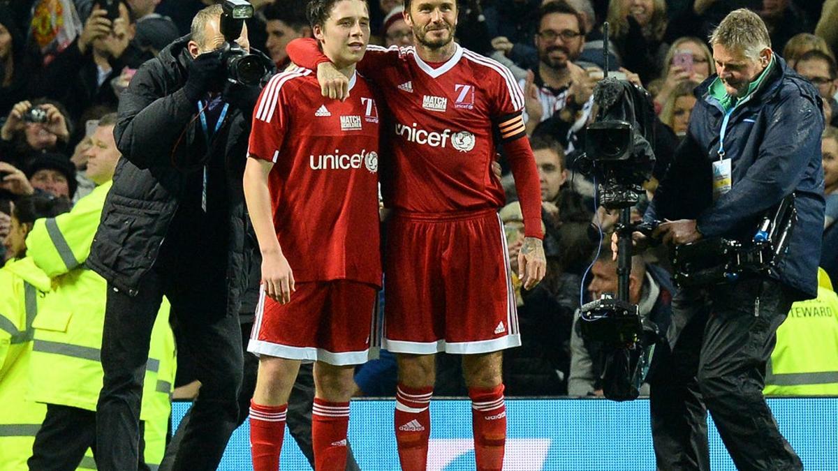 David Beckham y Brooklyn Beckham durante un partido de fútbol