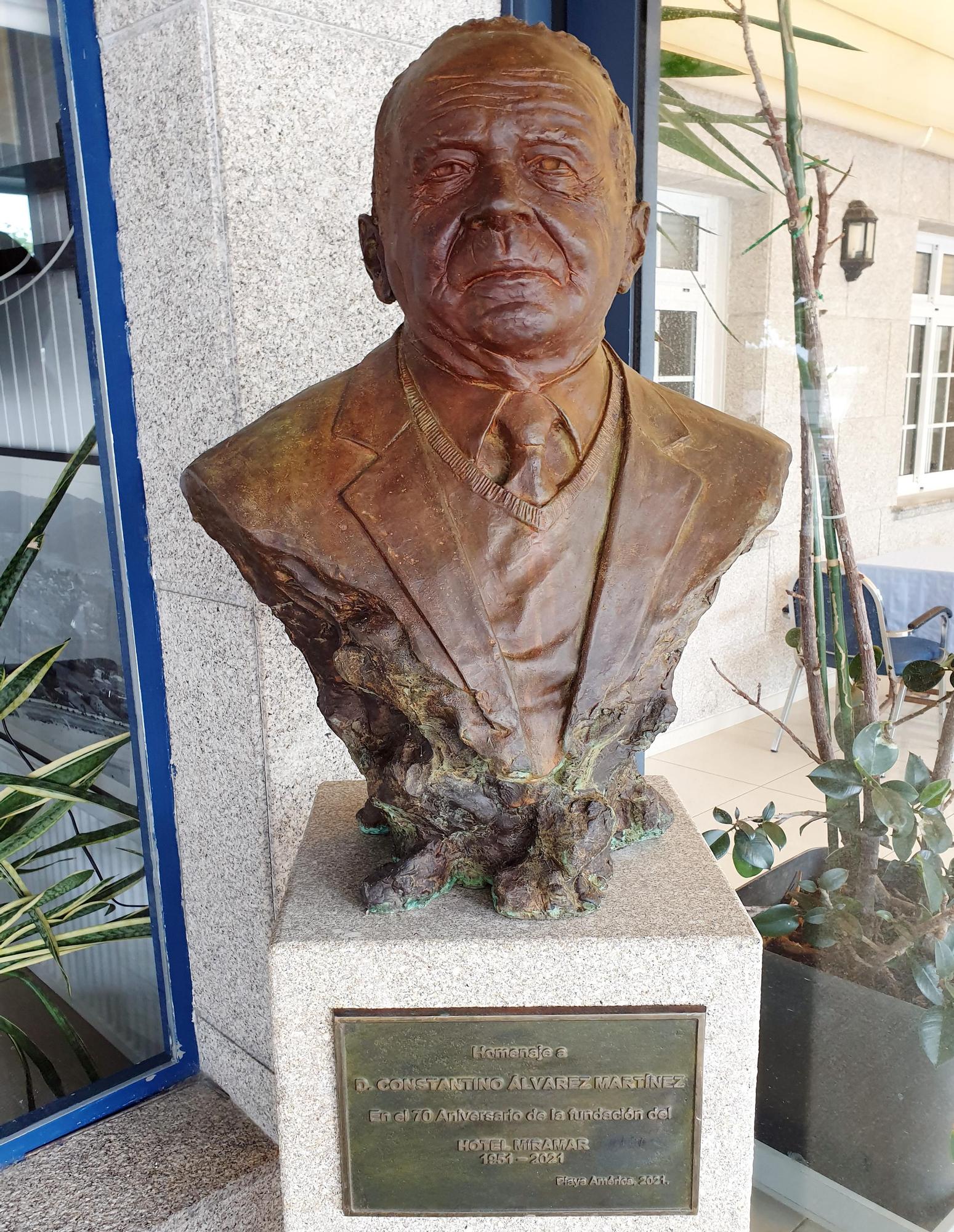 El busto del fundador, Constantino Álvarez, recibe a los huéspedes en la puerta principal del hotel.
