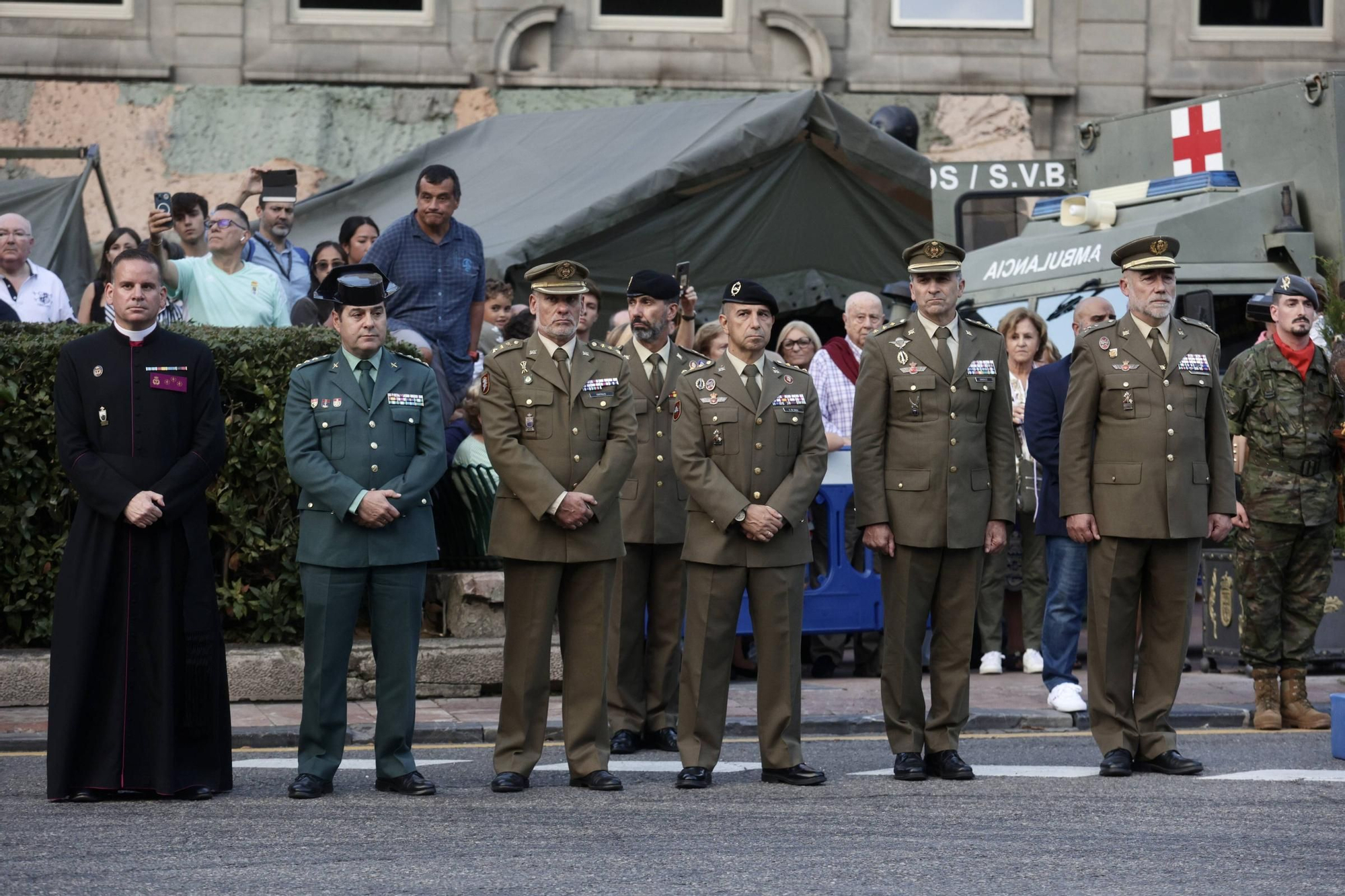 EN IMÁGENES: Así fue el izado de la bandera de España en la plaza de la Escandalera de Oviedo