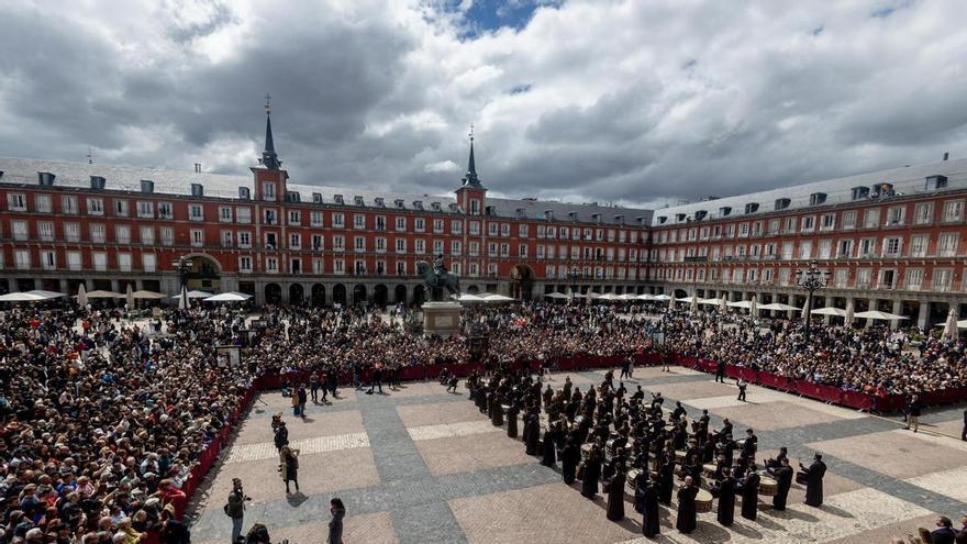 La tradicional tamborrada en la Plaza Mayor de Madrid despide la Semana Santa