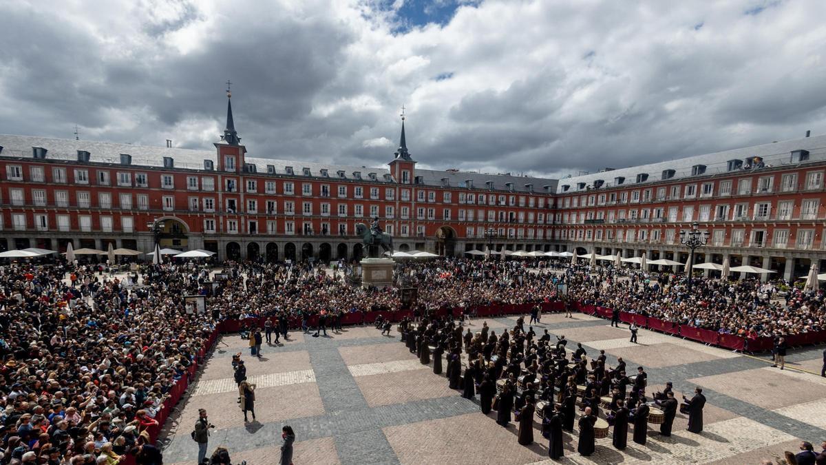TAMBORRADA MADRID | La tradicional tamborrada en la Plaza Mayor de Madrid despide la Semana Santa