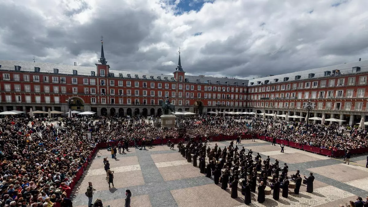 La tradicional tamborrada en la Plaza Mayor de Madrid despide la Semana Santa