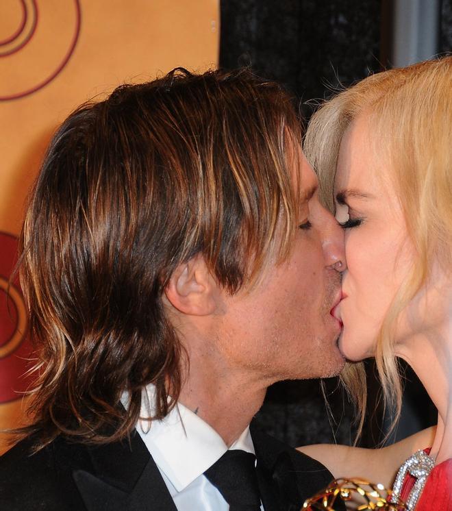 Keith Urban y Nicole Kidman se besan