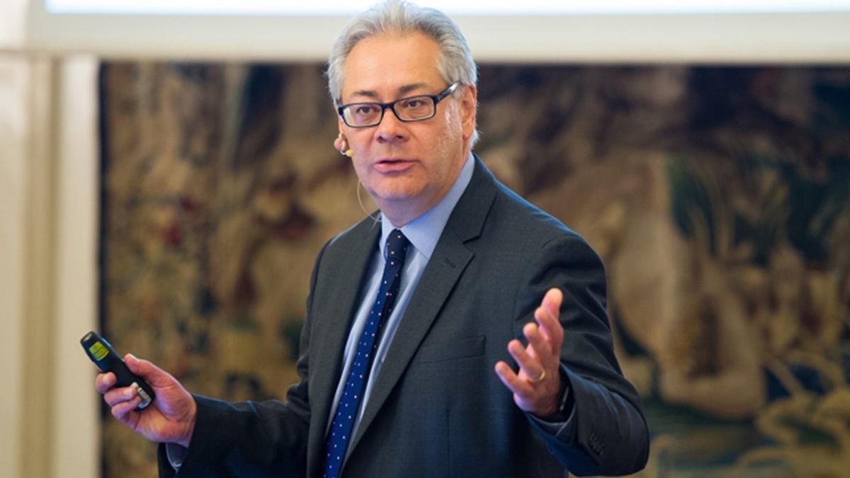 El experto en desarrollo económico y política fiscal durante una ponencia. | CEDIDA