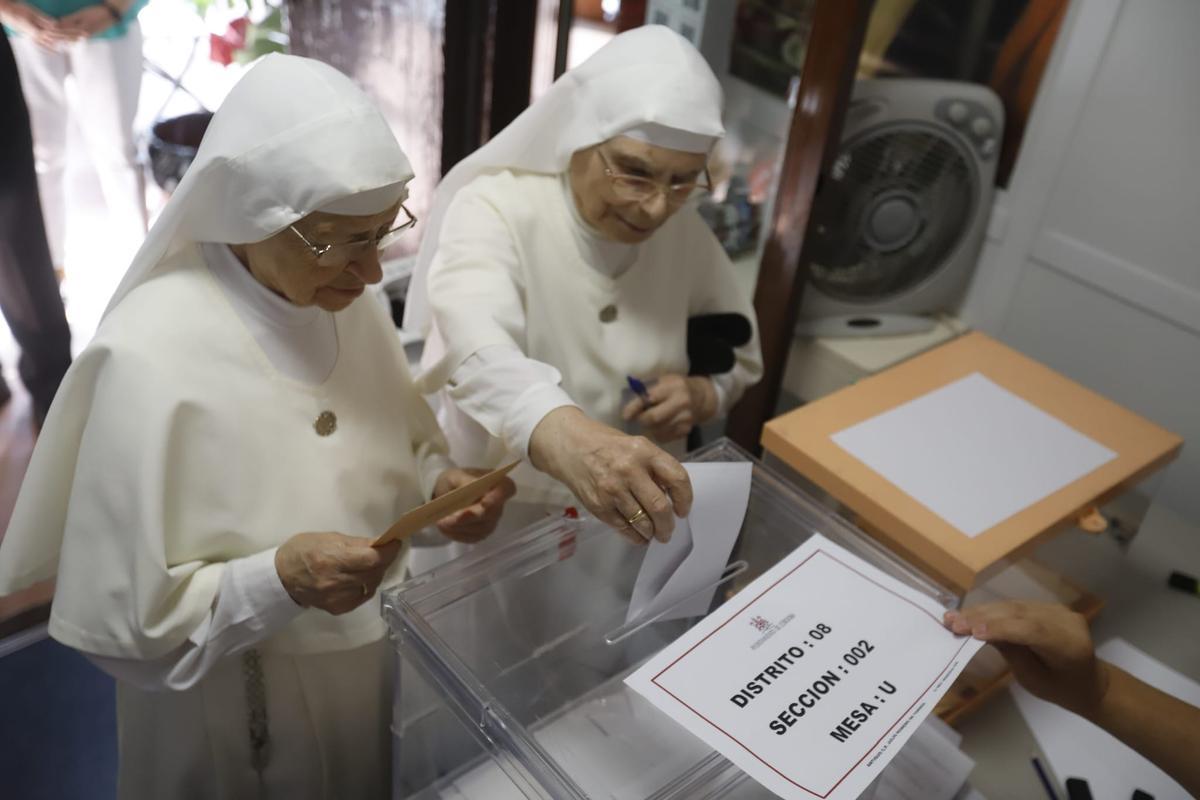 A votar con abanico y el botellín de agua: la jornada del 23J en Córdoba, en imágenes A votar con abanico y el botellín de agua: la jornada del 23J en Córdoba, en imágenes