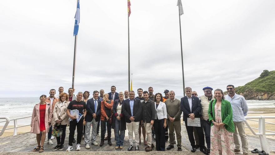 Alcaldes y representantes de  los municipios con bandera azul, ayer, en la playa de Aguilar.