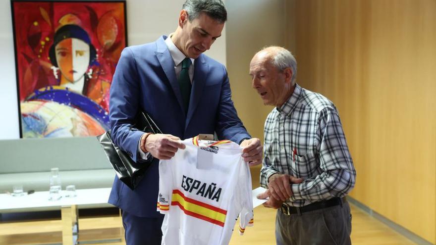 Sánchez entrega el ‘maillot’ al dueño de Ciclos Vicent, de Catarroja. |