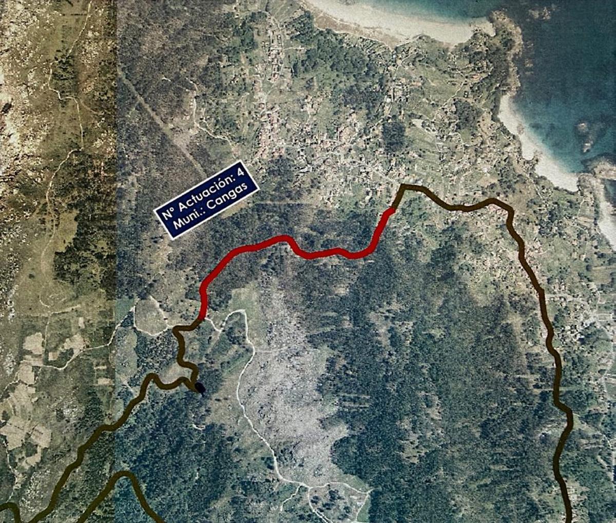 El concejal de Urbanismo e Medio Ambiente, Antón Iglesias, visitando la actuación. |  G.Núñez