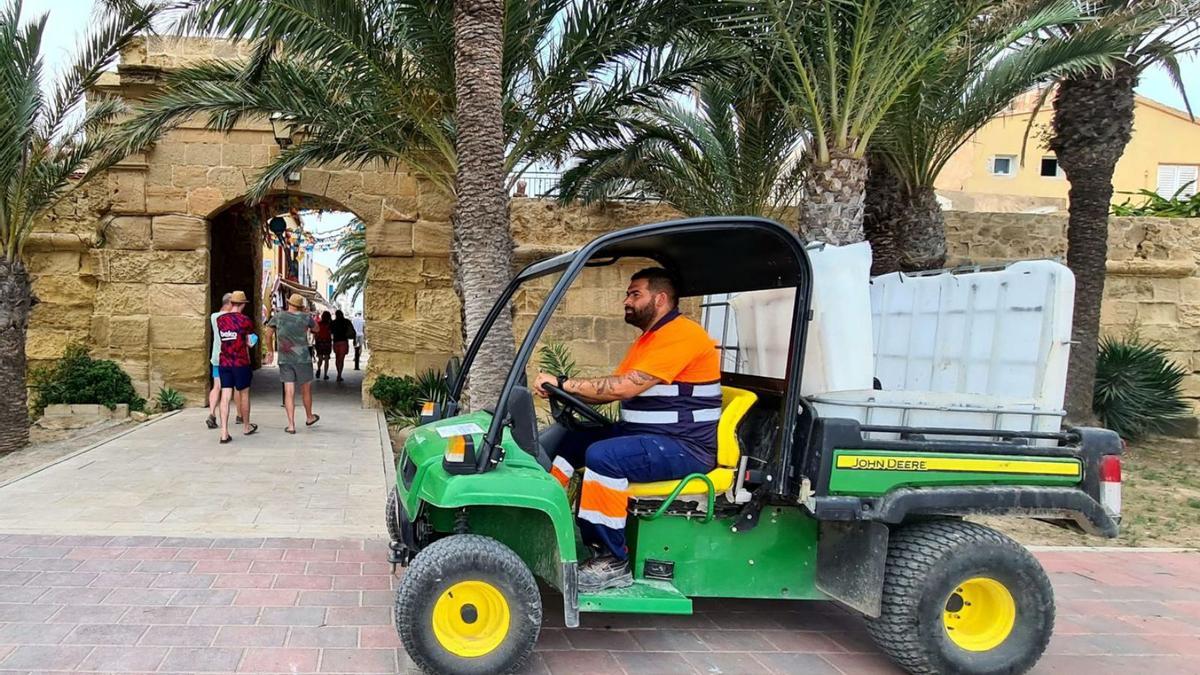 Tres operarios de UTE Alicante de lunes a viernes y cuatro más de refuerzo los fines de semana se han encargado de mantener limpia la isla de Tabarca este verano.  | INFORMACIÓN