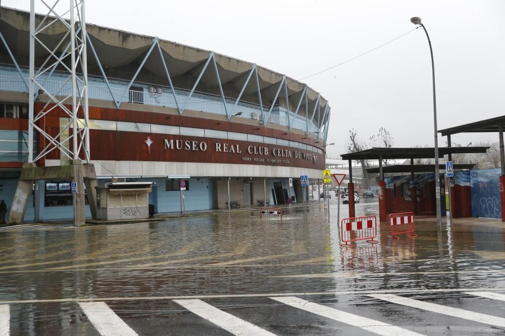 La intensa lluvia dejó balsas en las calles de Vigo