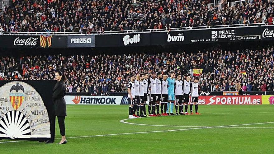 Imagen del minuto de silencio brindado a Jaume Ortí.