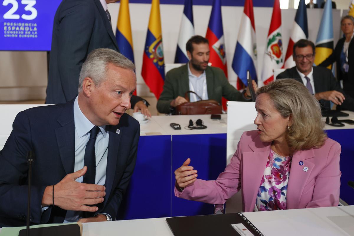 La vicepresidenta primera en funciones, Nadia Calviño, y el ministro de Finanzas de Francia, Bruno Le Maire, al comienzo la reunión del Eurogrupo que se celebra en Santiago de Compostela, este viernes.