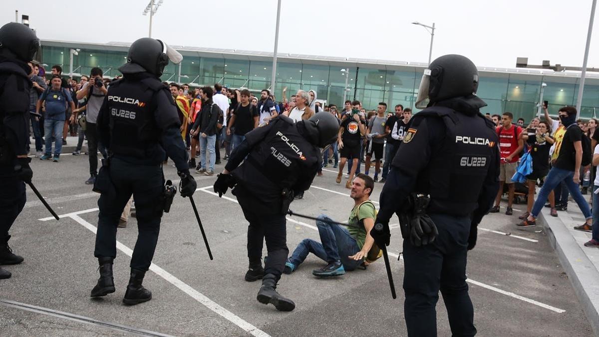 Agentes de la Policía Nacional, en el aeropuerto de El Prat.