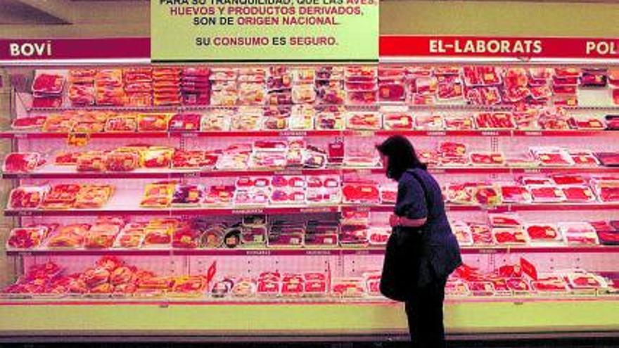 Venta de productos de carne en un supermercado Champion de Barcelona de los años 90 | Julio Carbo