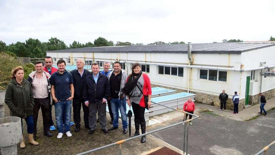 Juan José Rial Millán (primero derecha), Juan Maneiro (tercero derecha) y Pablo Carreira (tercero izquierda) con la hatchery detrás.