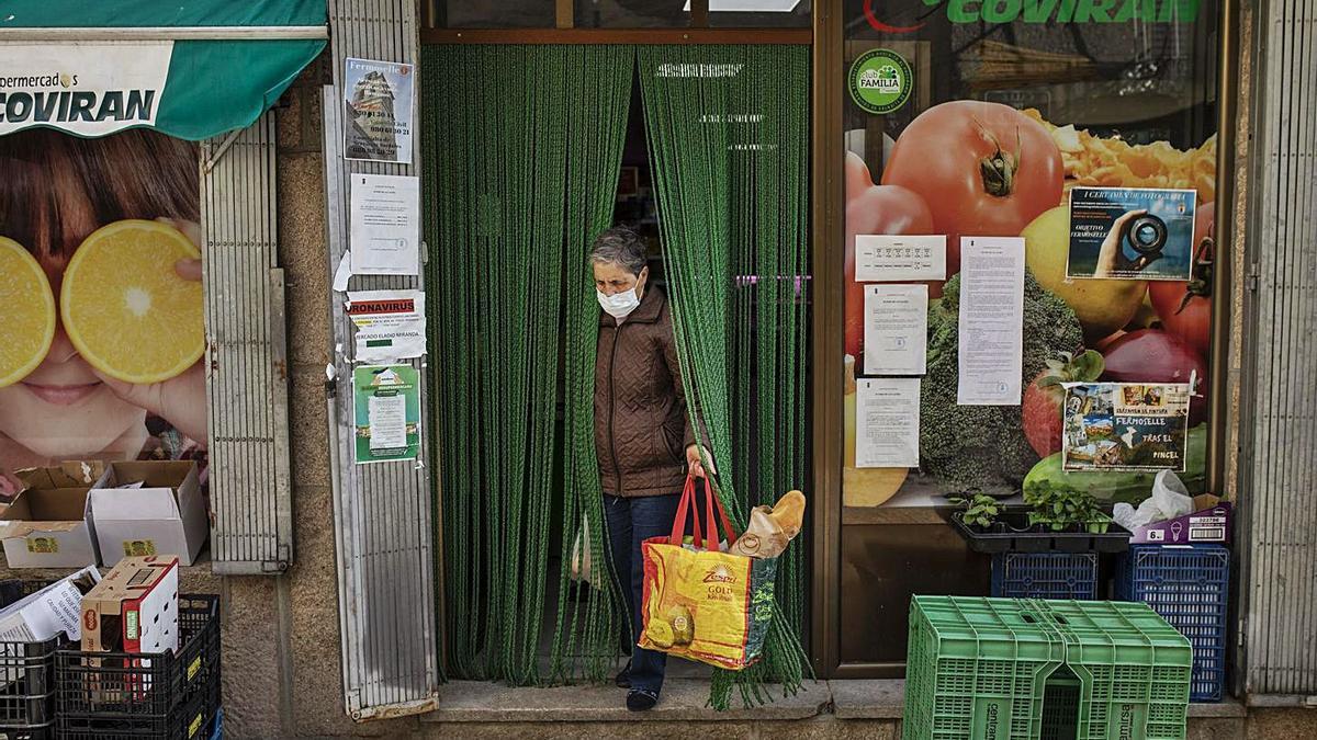 Una mujer sale de una tienda situada en Fermoselle. | Emilio Fraile