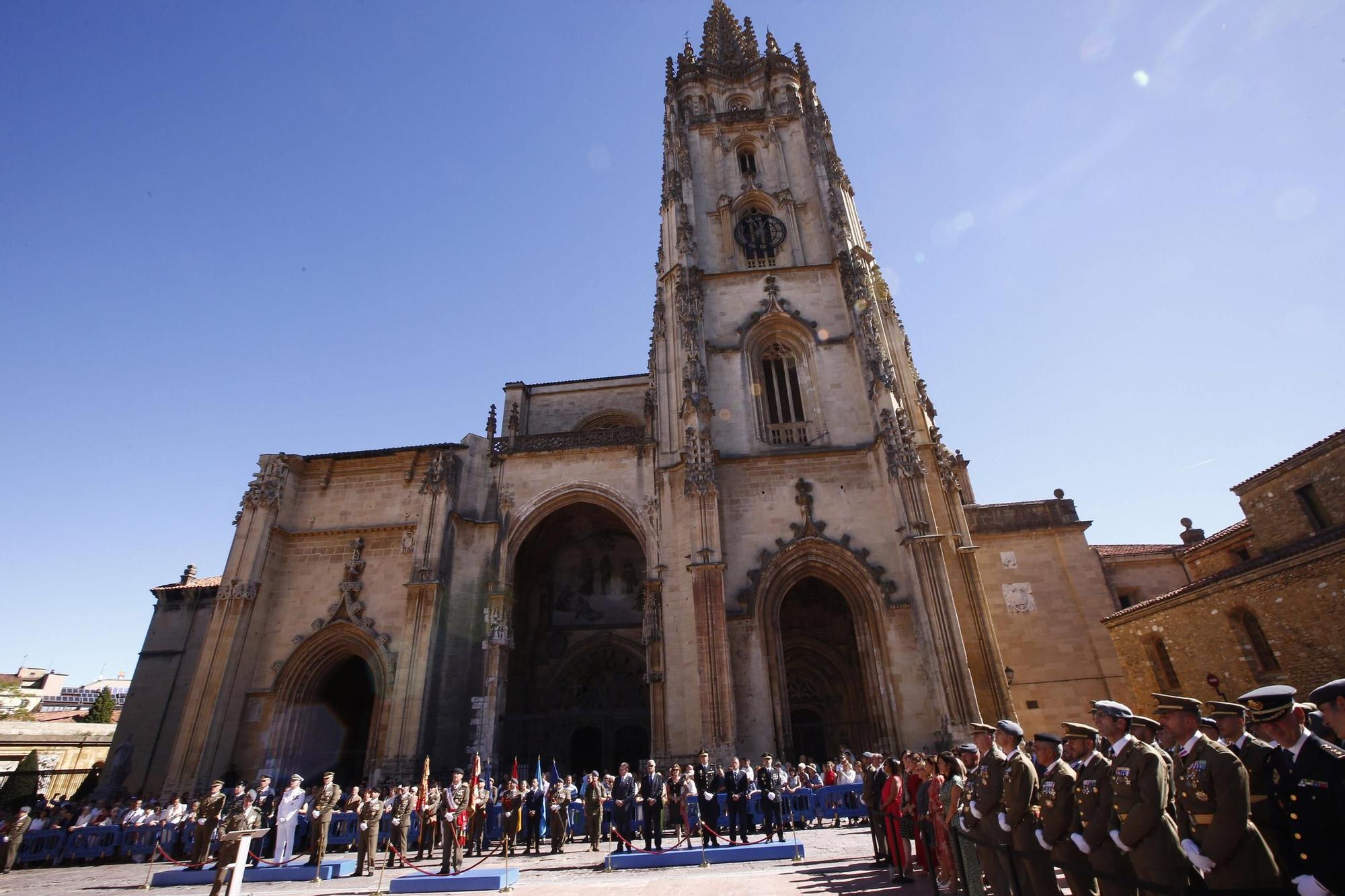 Así fue la jura de bandera civil de Oviedo y el posterior desfile