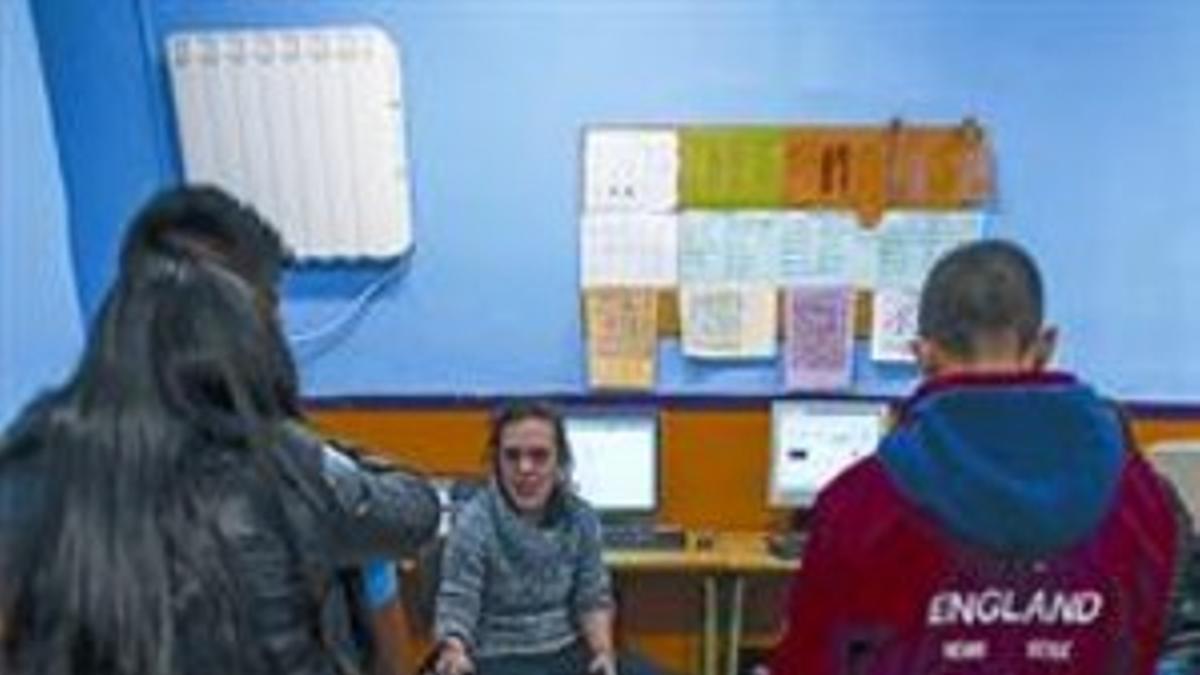 Ayuda 8Una monitora atiende a los alumnos de El Submarí.