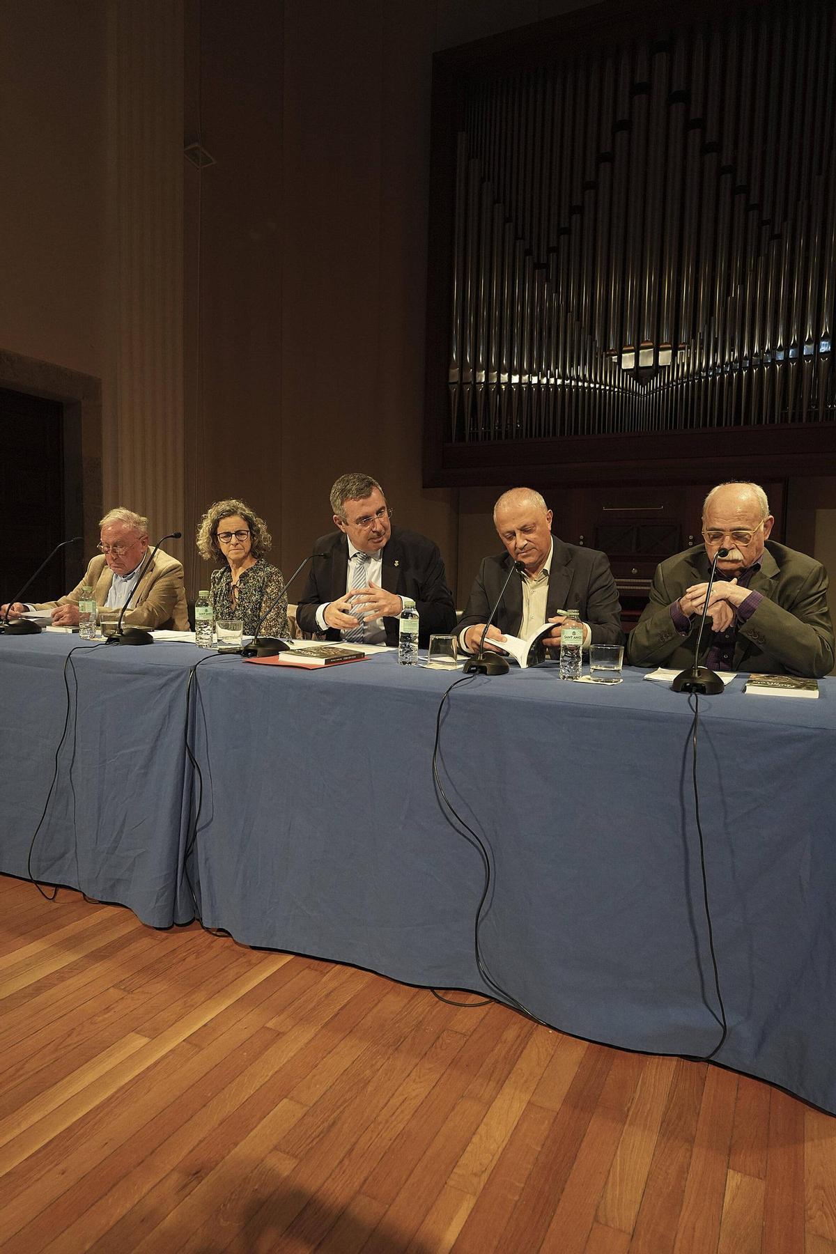 Fotogaleria: Victor Gay i Pere Codina reflexionen sobre la fragilitat de la vida en el llibre "Notes amb arrels"