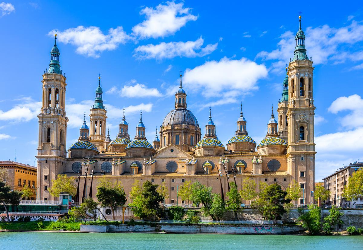 Un templo de 95 metros de altura para una virgen de menos de 40 centímetros.