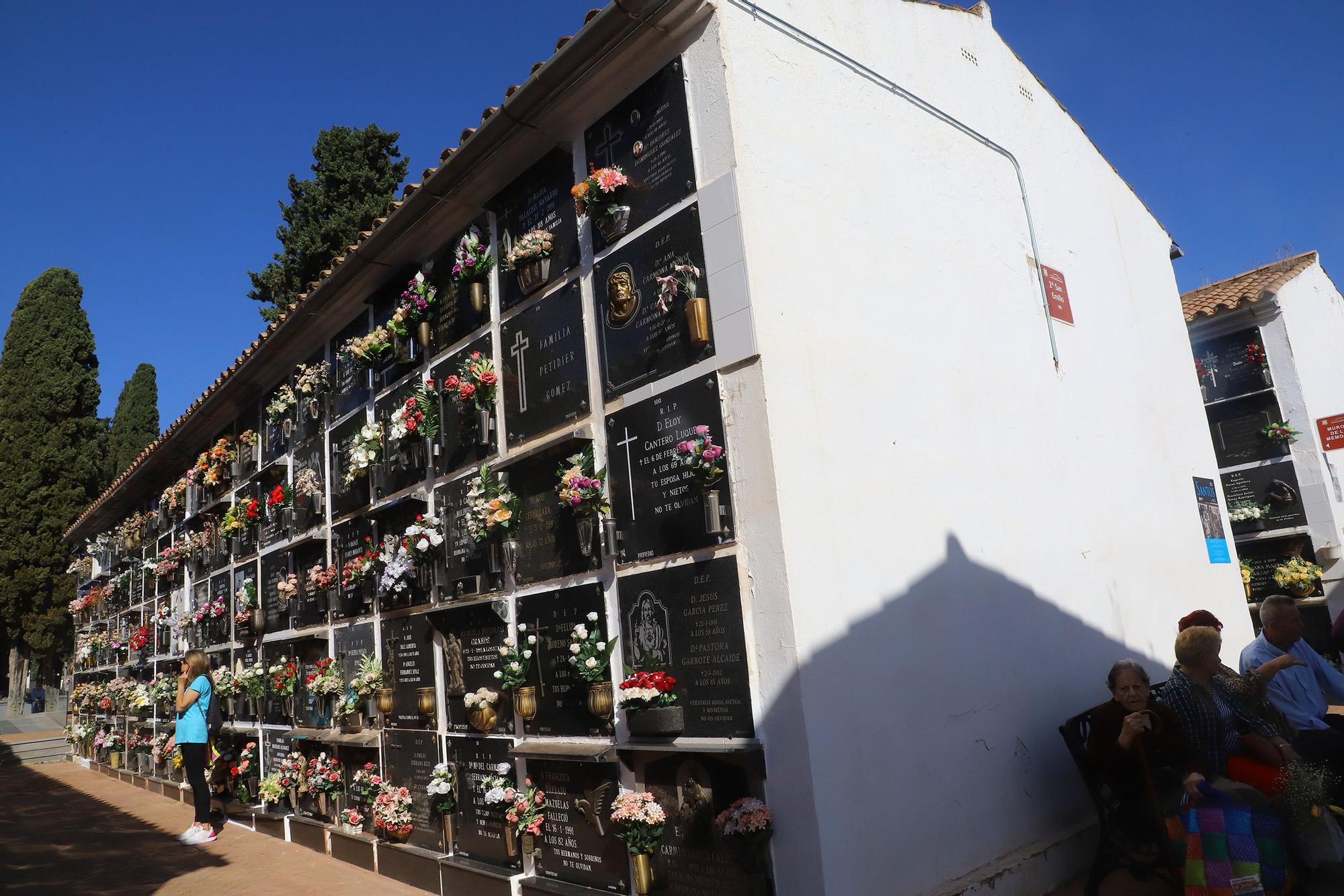 Los cementerios cordobeses cobran vida por el día de Todos los Santos