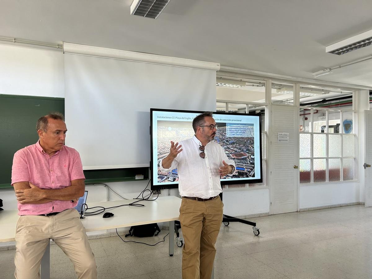 Un momento de la reunión por el consejero de Medio Ambiente, Clima, Energía y Conocimiento del Medio del Cabildo de Gran Canaria, Raúl García Brink.