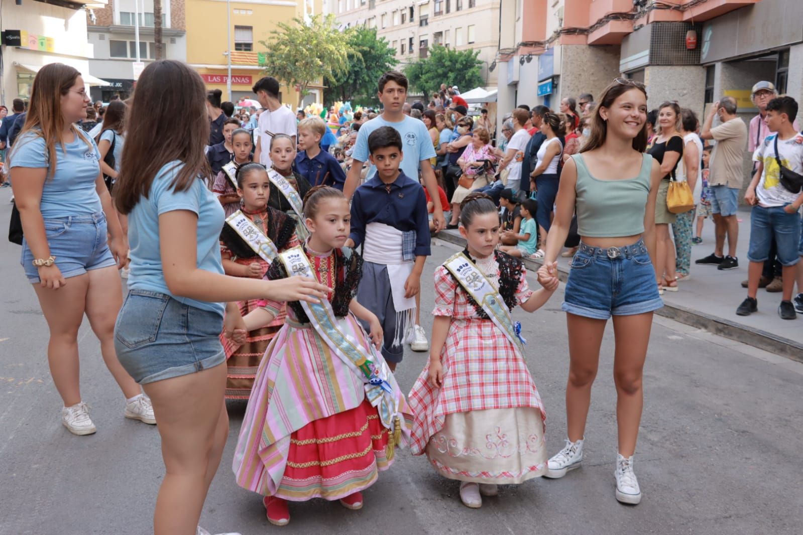 Fiestas de Sant Pere: Colorido desfile en la previa del 'bou al carrer'