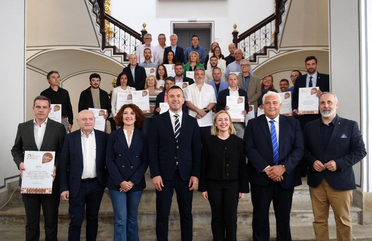 Mompó y Enguix, con los alcaldes de los municipios que han recibido subvención.