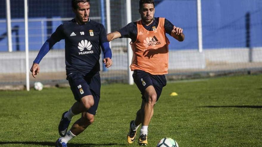 Johannesson, a la derecha, pelea por un balón con Christian Fernández en el entrenamiento de ayer.