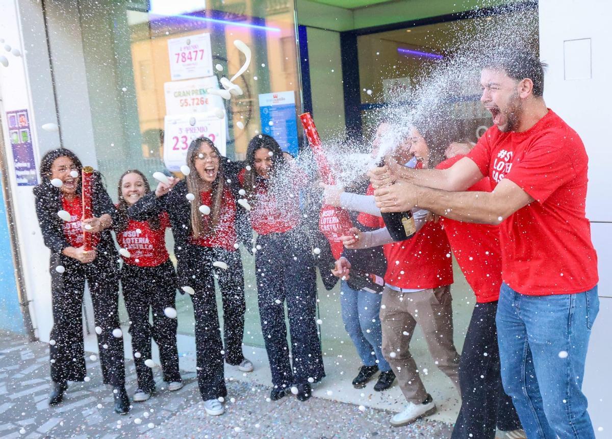 Así han celebrado el tercero, un cuarto y dos quintos caen en Loterías Castillo en Alaquàs