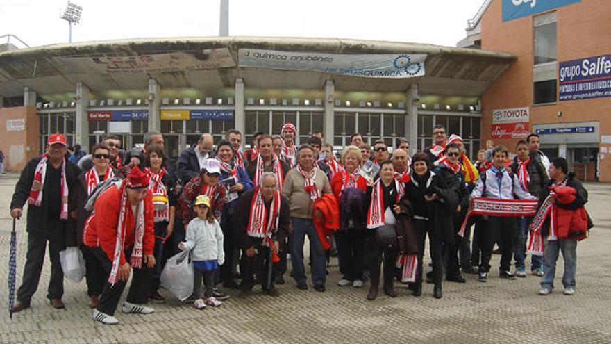 El mig centenar de valents que ahir van seguir en directe la derrota del Girona al camp del Recreativo.