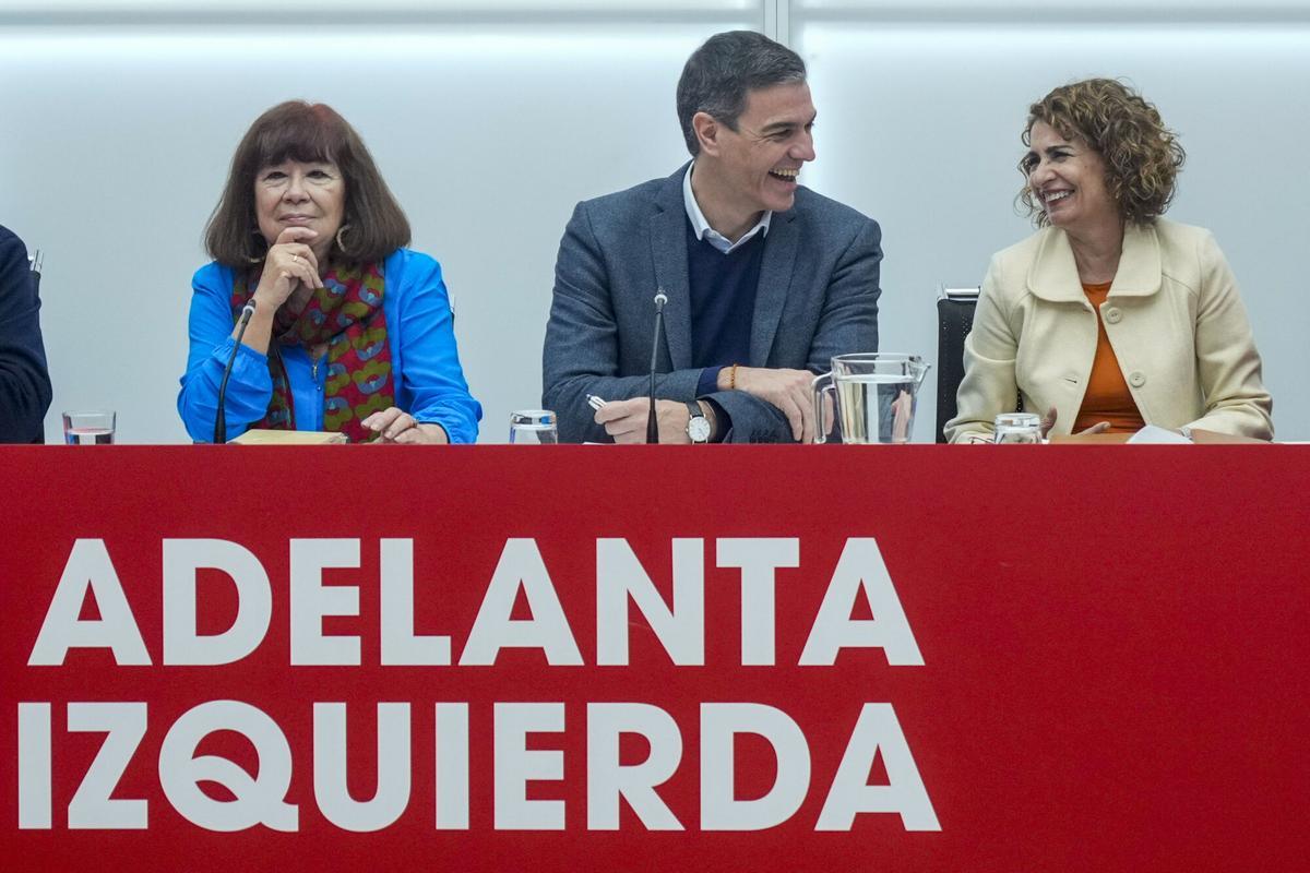 El presidente del Gobierno, Pedro Sánchez, junto a la vicepresidenta primera, María Jesús Montero, y la presidenta del PSOE, Cristina Narbona, durante la ejecutiva del partido celebrada este lunes.