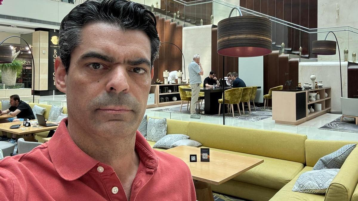 Luis Azorín en el hotel en el que se aloja en Doha.