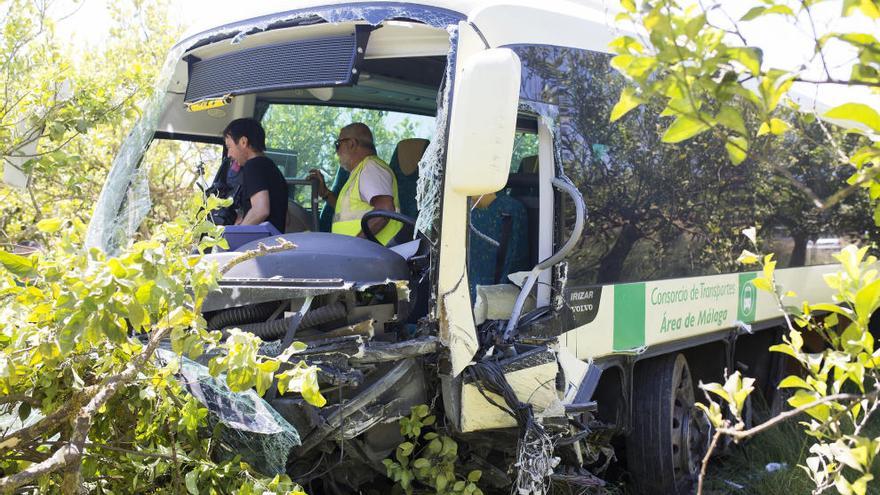 Un mort i 17 ferits en xocar un turisme i un autobús a Màlaga